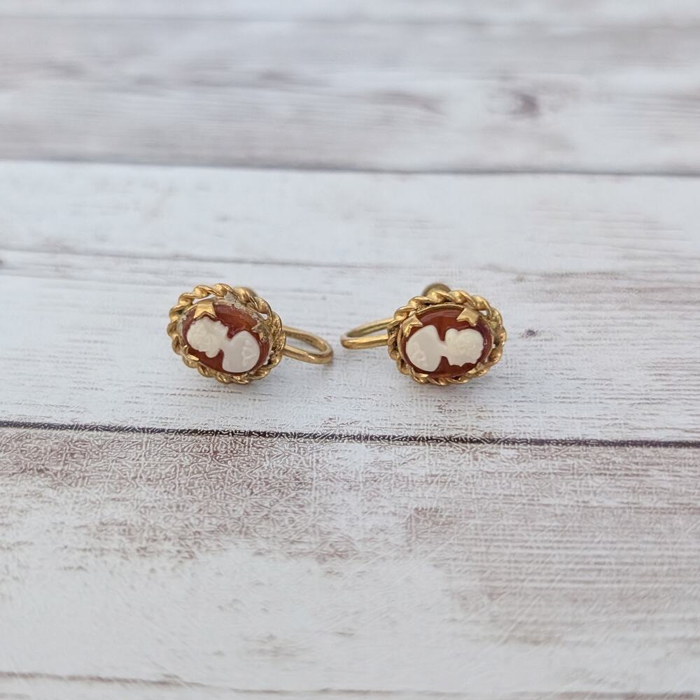 Vintage Screw Back Earrings 0.5" Dainty Cameo Style Red & Cream - Picture 3 of 9